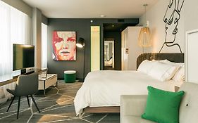 Renaissance Montreal Downtown Hotel